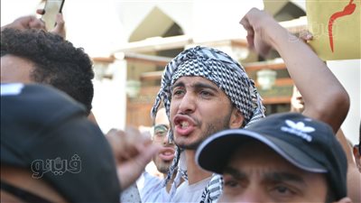 هتافات منددة بمجازر الاحتلال الإسرائيلي أمام جامع الأزهر قبل صلاة الجمعة (فيديو وصور) 