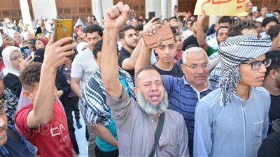 بعيون باكية، المصلون يرفعون الدعاء لشهداء وأهالي فلسطين من داخل الأزهر الشريف (فيديو)