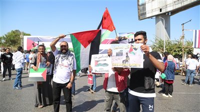 تجمع المواطنين أمام المنصة استعدادا للمظاهرات الداعمة للشعب الفلسطيني (صور)