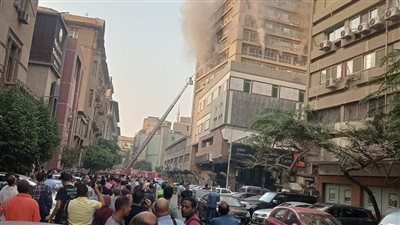 نشوب حريق في عقار يضم بنوكا وإدارات حكومية بوسط القاهرة (صور) 