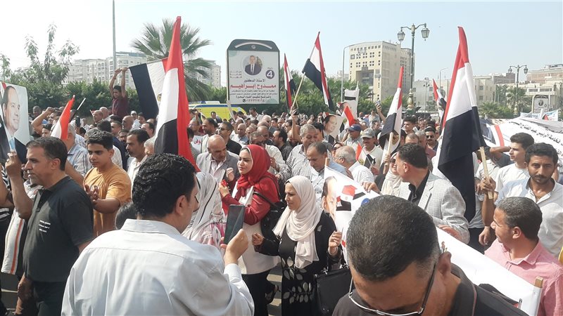 مئات من أهالي البحيرة