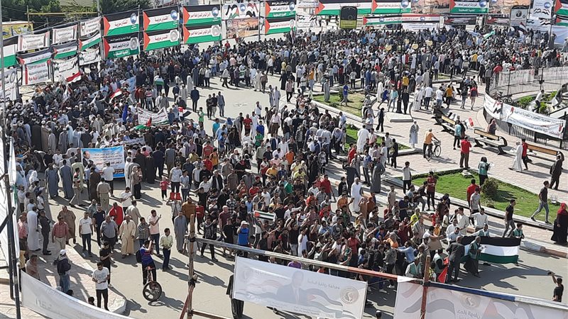 توافد المتظاهرين