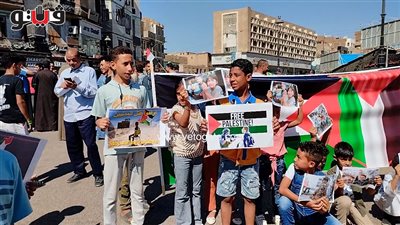 أطفال قنا يحملون صور شهداء غزة لميدان الساعة (فيديو)