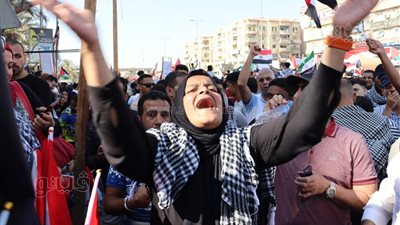 تزايد أعداد المتظاهرين بميدان الحصري لدعم الفلسطينيين (صور وفيديو)