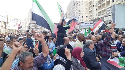 تزايد أعداد المشاركين في المسيرة التضامنية مع الفلسطينيين أمام إستاد طنطا (فيديو)