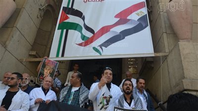 وقفة احتجاجية للأطباء للتنديد بجرائم الاحتلال الإسرائيلي (فيديو وصور) 