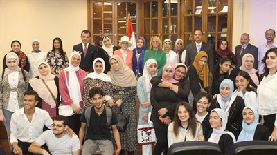 آداب عين شمس تحتفل باليوم العالمي للعصا البيضاء 