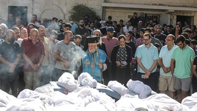 تشييع جثامين شهداء مجزرة كنيسة الروم الأرثوذكس في غزة (صور)