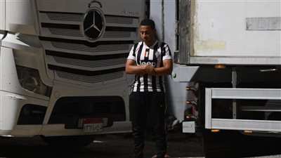 قائدو شاحنات مساعدات قطاع غزة ينصبون الخيام أمام معبر رفح (صور)