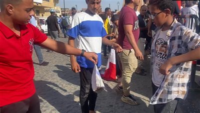 أطفال بأسوان يحرقون علم إسرائيل تنديدا بالمجازر في غزة