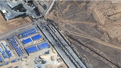طابور شاحنات ينتظر، صور من الفضاء لمعبر رفح من الجانبين المصري والفلسطيني
