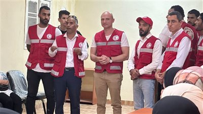 جهود كبيرة يبذلها متطوعو الهلال الأحمر في نقل المساعدات من مطار العريش للمخازن (فيديو)