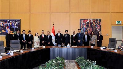 وزير الإسكان يبحث مع أسطورة العقارات في اليابان توطين التكنولوجيات الحديثة فى مصر