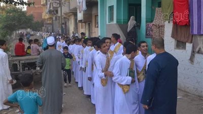 قرية تزف 200 طالب وطالبة من حفظة القرآن في شوارعها بالغربية