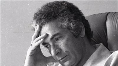 في ذكرى رحيل فيلسوف البسطاء.. أنيس منصور أكبر قاريء في العالم العربي.. واشتهر بلقب عدو المرأة   