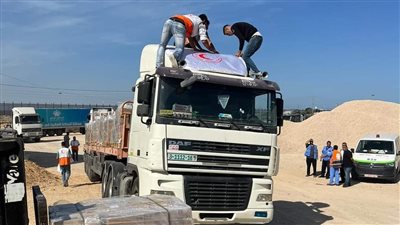 الهلال الأحمر الفلسطيني يستقبل المساعدات الإغاثية تمهيدا لتوزيعها داخل قطاع غزة (صور)