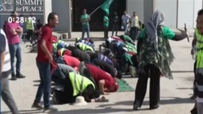 سجدة شكر لمتطوعين عند معبر رفح تثير التفاعل، والنشطاء: عقبال سجود النصر