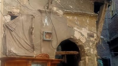 سقوط أجزاء من عقار قديم بمنطقة الجمرك فى الإسكندرية 
