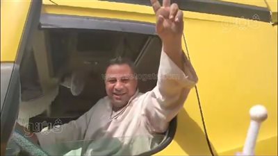 عايزين ندخل تاني، شاهد فرحة سائقي شاحنات المساعدات بعد تسليم المعونات للهلال الأحمر الفلسطيني