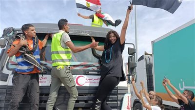 عودة أول فوج شاحنات بعد تفريغ المساعدات بالجانب الفلسطيني من معبر رفح (صور)