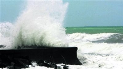 دولة عربية تتعرض لارتفاع الموج 10 أمتار وعاصفة مدارية، اعرف التفاصيل