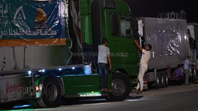 سائقو شاحنات مصرية أمام معبر رفح: مش هنمشي ومش خايفين من الصواريخ (فيديو) 