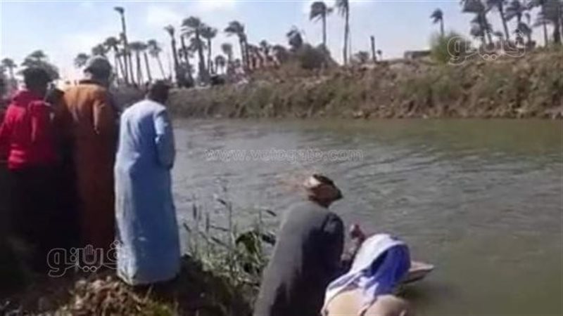  غرق معدية في نهر