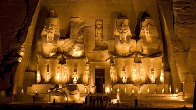 تعامد الشمس على وجه رمسيس الثانى بأبو سمبل وغياب الاحتفالات تضامنا مع أهالي غزة (صور)