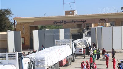 17 شاحنة مساعدات تتأهب لدخول معبر رفح في اتجاه قطاع غزة