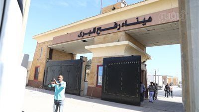 معبر رفح يستقبل 11 مصابا فلسطينيا للعلاج في المستشفيات المصرية 