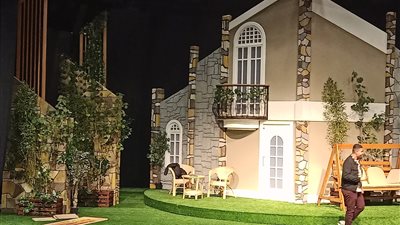 منفذو الديكور الجنود المجهولون في المسرح، والطلبات المفاجئة من المخرجين أبرز صعوبات المهنة 