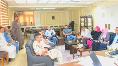 سكرتير محافظة البحيرة يبحث مشكلة المياه بقرية زهرة القبلية (صور)