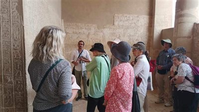 وفد سياحي من البرتغال يزور المناطق الأثرية بالمنيا