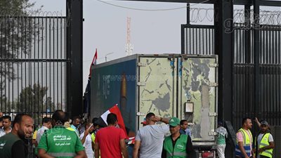 مدير الإعلام بمعبر رفح في الجانب الفلسطيني: 15 شاحنة مصرية دخلت غزة اليوم