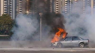  التحقيقات في اشتعال النيران في سيارة ومصرع قائدها بالجيزة: اصطدم بعمود الإنارة 