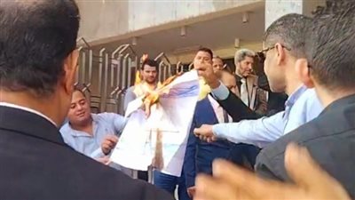 حرق علم إسرائيل خلال وقفة للمحامين بالغربية (صور)