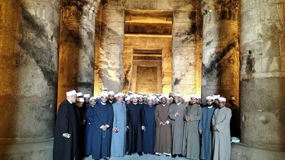 أئمة قنا يزورون معبد دندرة على هامش برنامج البناء الثقافي (صور)