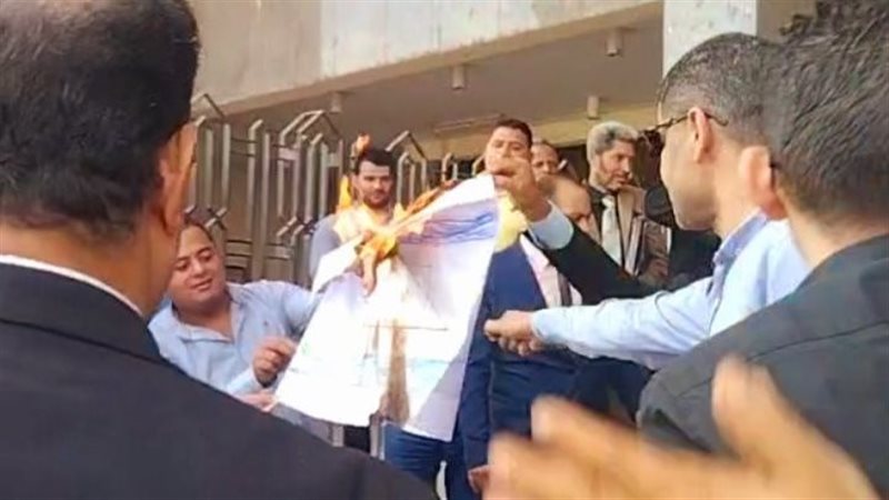 وقفة تضامنية لمحامين
