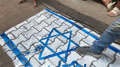 أكتر من مجرد تضامن، علم إسرائيل تحت أقدام الشباب بشوارع الجيزة دعما للقضية الفلسطينية (فيديو وصور)