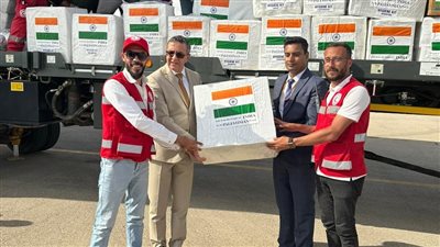 السفير الهندي يصل شمال سيناء لتسليم مساعدات غزة للهلال الأحمر المصري (صور)