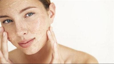 مقشر طبيعي للبشرة في الطقس البارد يحميها من القشور والتشققات