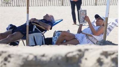 مغني أمريكي شهير عن إجازة بايدن الصيفية: فوق يا رجل نحن في ورطة