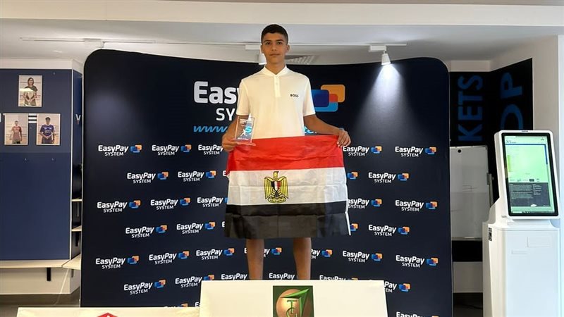 علي عزت لاعب الإسكواش،