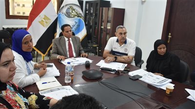 رئيس مياه الأقصر يعقد اجتماعا مع مسئولى مشروع الصرف الصحى المتكامل