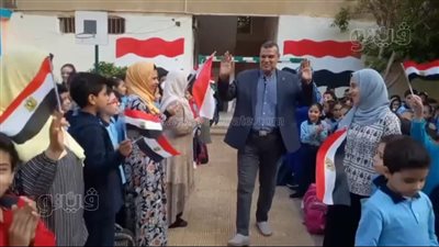 تلاميذ ابتدائي ينظمون ممرًا شرفيًا لمدير مدرسة لبلوغه سن المعاش في بني سويف