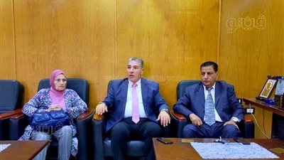 وكيل الصحة بمطروح يلتقي نقيبي الأطباء والتمريض لمناقشة معوقات العمل (صور)