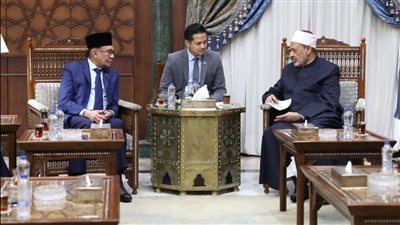 رئيس وزراء ماليزيا يدعو شيخ الأزهر لزيارة البلاد، ويؤكد: شعبنا يحمل كثيرًا من الحب لكم 