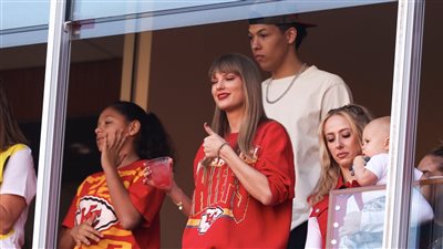 رد فعل تايلور سويفت بعد وقوع حبيبها ترافيس كيلسي خلال مباراة أمس (فيديو)