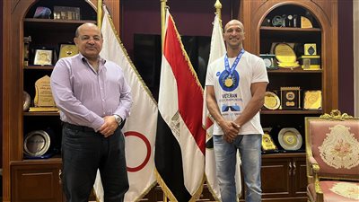 هشام حطب يكرم كرم جابر بعد حصوله على ذهبية بطولة العالم للمصارعة