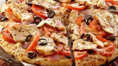 طريقة عمل البيتزا بالفراخ، سهلة وبسيطة وغير مكلفة 